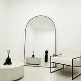 Liberty – Espelho de Corpo Inteiro Arqueado em Metal Preto 200cm x 120cm